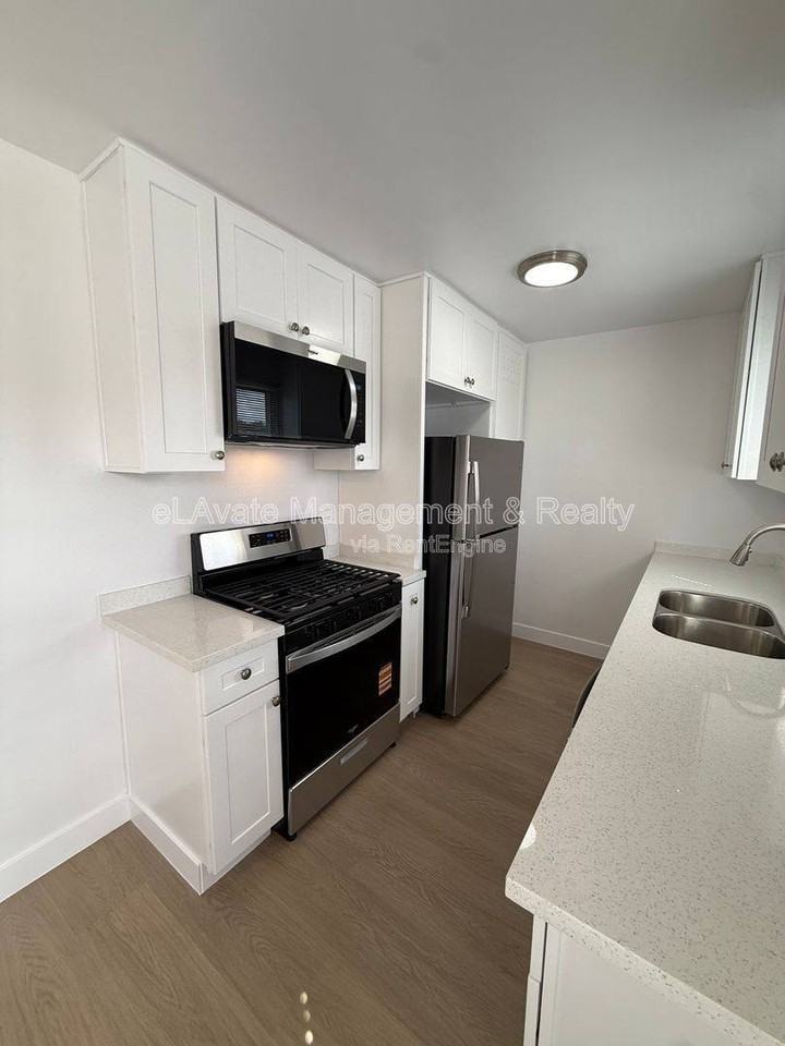 14119 Gilmore St #5 - Photo 3 of 9