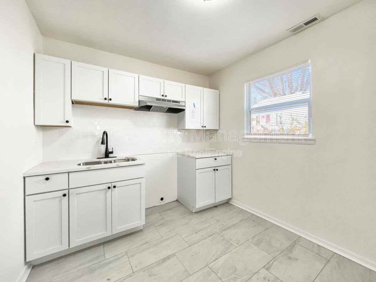 5205 Locust Ave - Photo 3 of 10