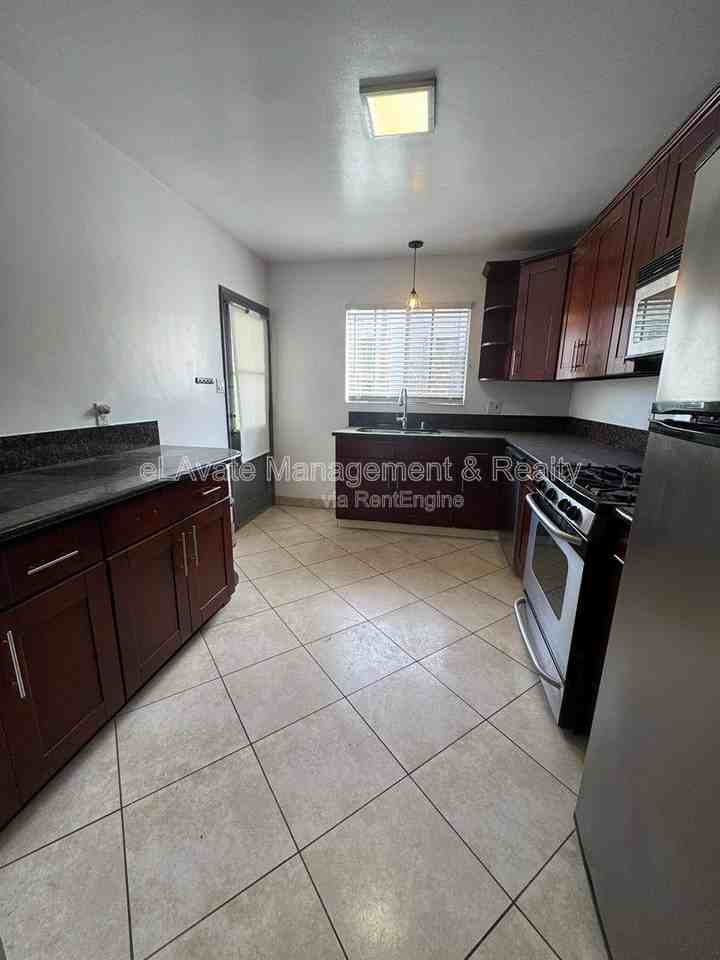 12157 Chandler Blvd #4 - Photo 2 of 10