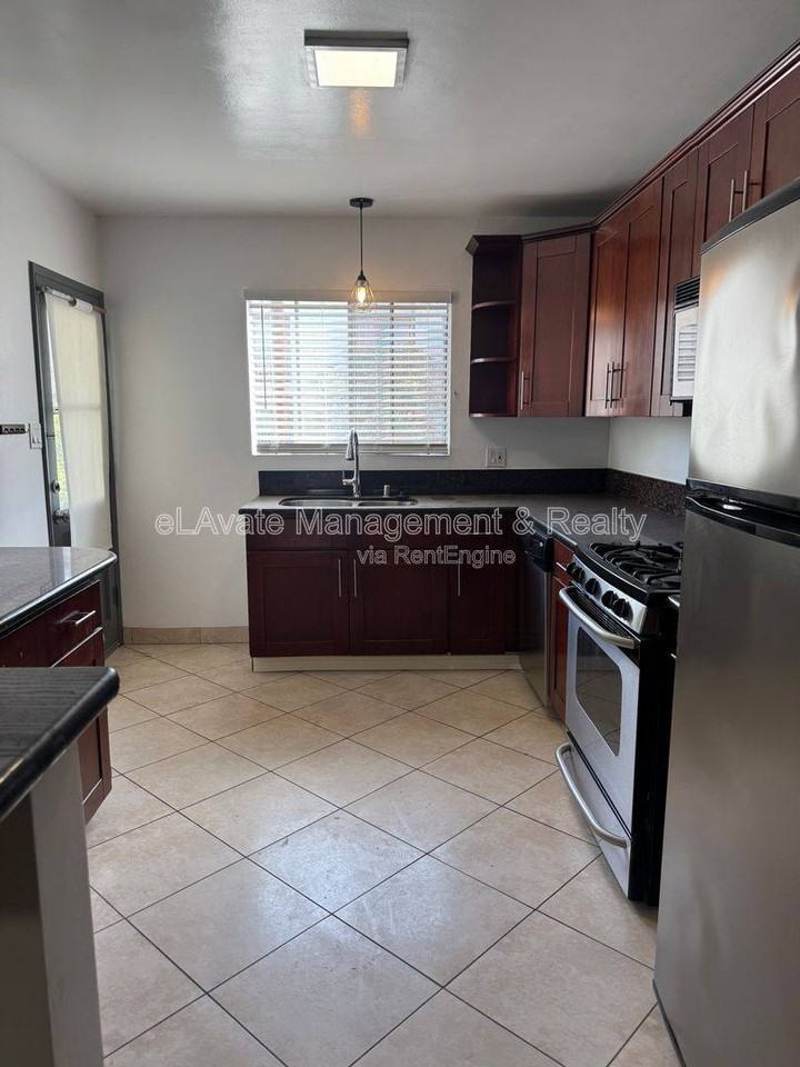 12157 Chandler Blvd #4 - Photo 4 of 10