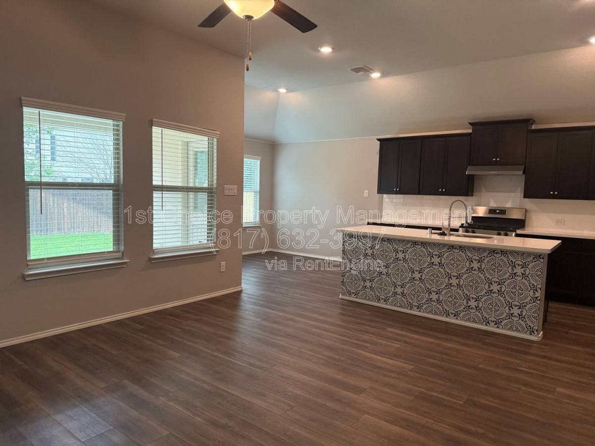 1004 Rising Moon Dr - Photo 2 of 9
