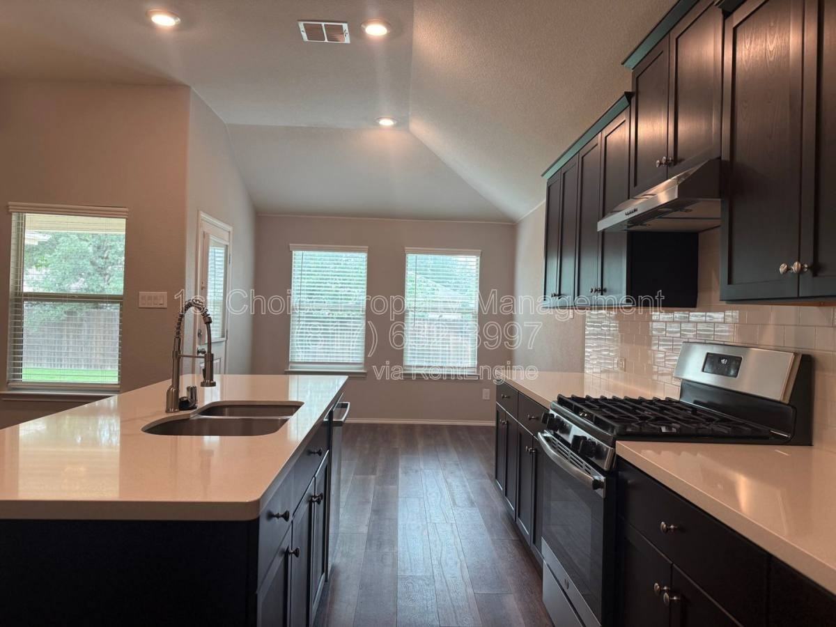 1004 Rising Moon Dr - Photo 3 of 9