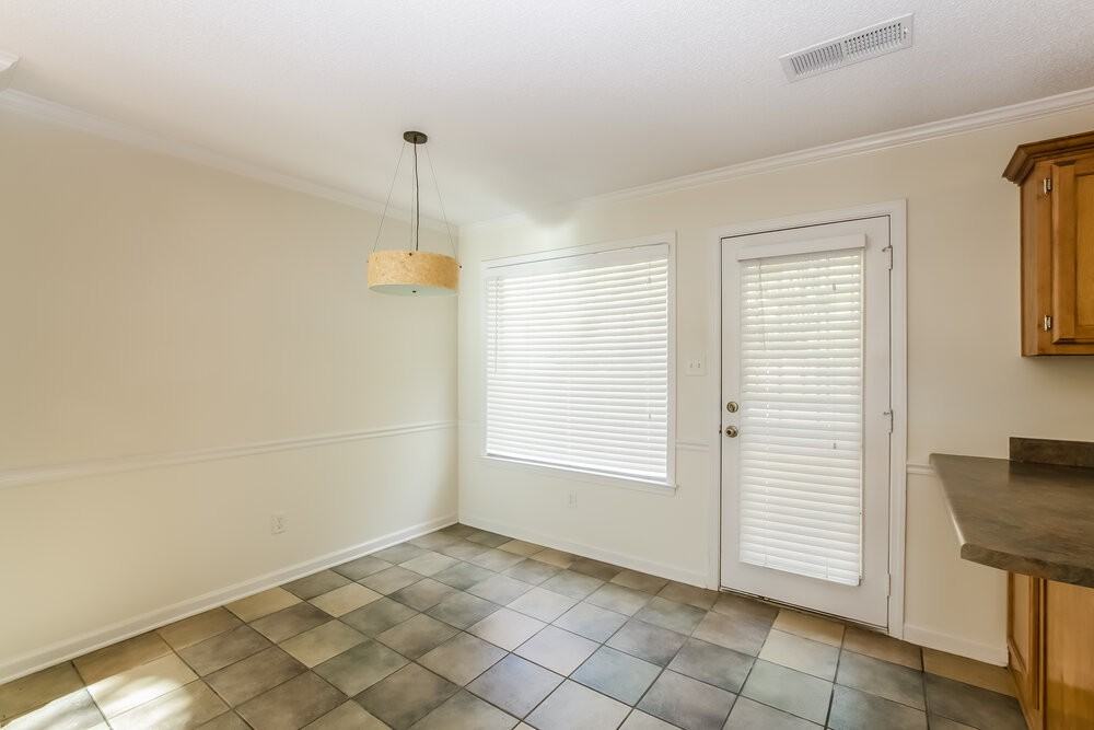 6076 Armistead St - Photo 5 of 16