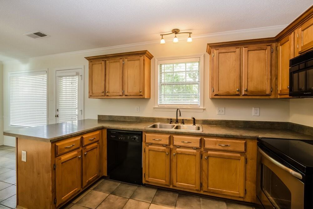 6076 Armistead St - Photo 6 of 16