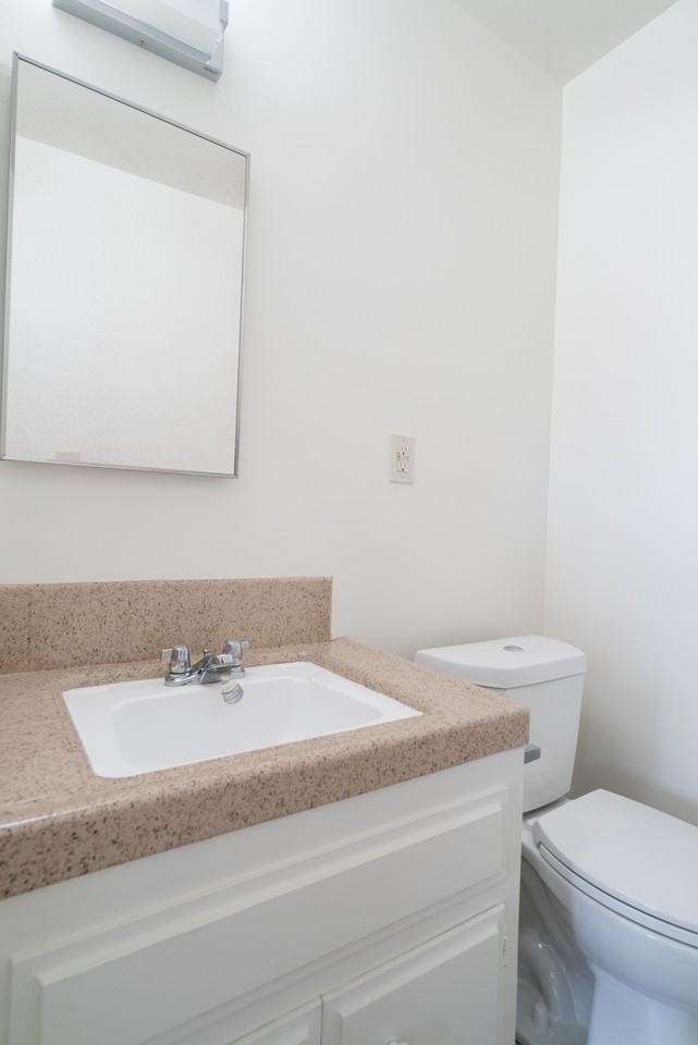 819 Ocean Park Blvd #4 - Photo 3 of 24