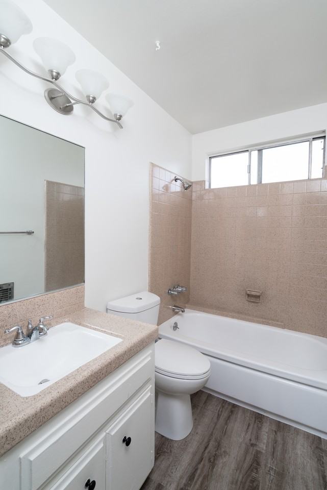 819 Ocean Park Blvd #4 - Photo 4 of 24