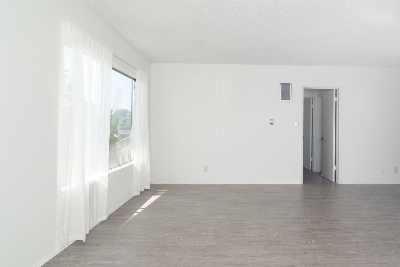 819 Ocean Park Blvd #4 - Photo 6 of 24