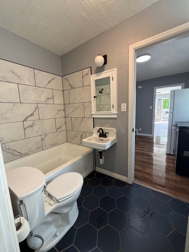 644 N 9th Ave - Photo 4 of 13