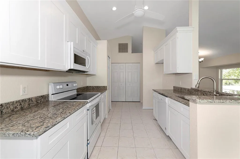1401 Hedgewood Cir - Photo 2 of 14