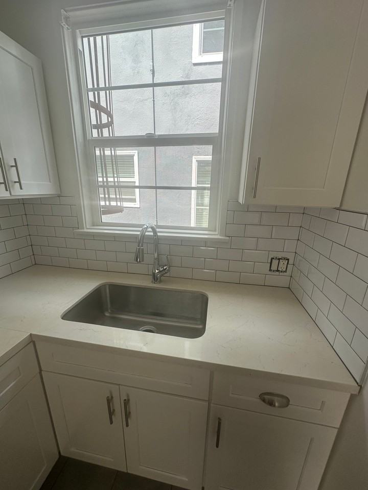 7735 Hollywood Blvd #4 - Photo 5 of 10