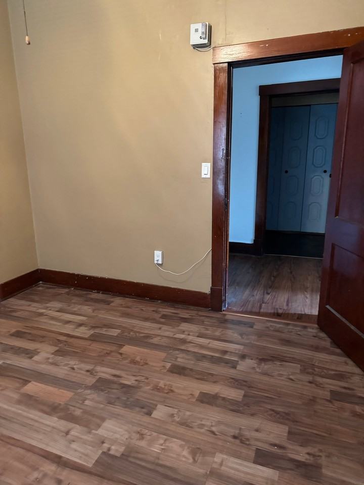 1043 Broad Ave #1 - Photo 3 of 4