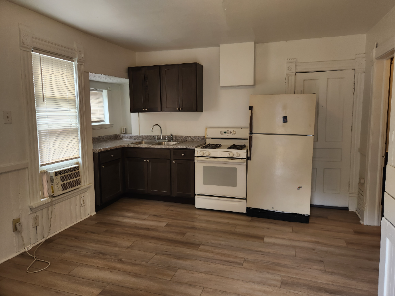 1575 Coit Ave Ne #4 - Photo 2 of 8