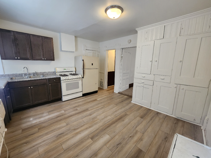 1575 Coit Ave Ne #4 - Photo 3 of 8