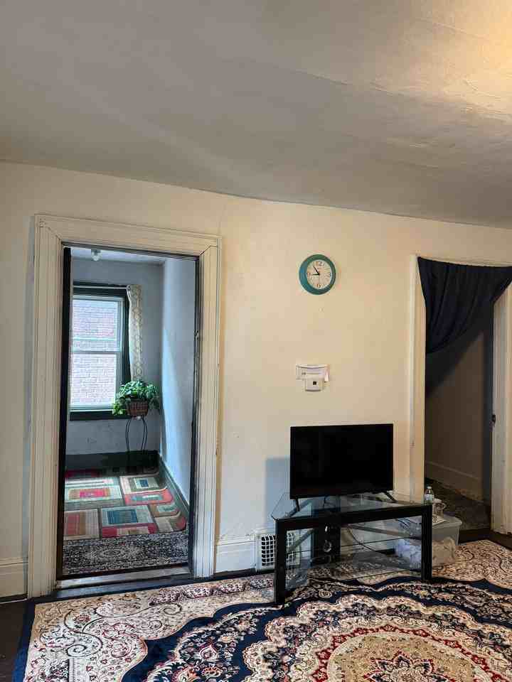 518 E 10th St #2ndFL - Photo 6 of 15