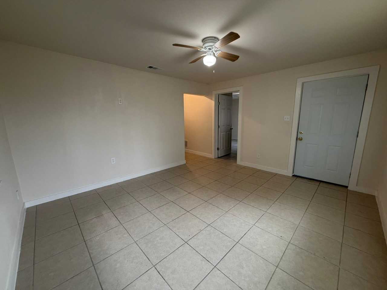 209 E Graham St - Photo 4 of 13