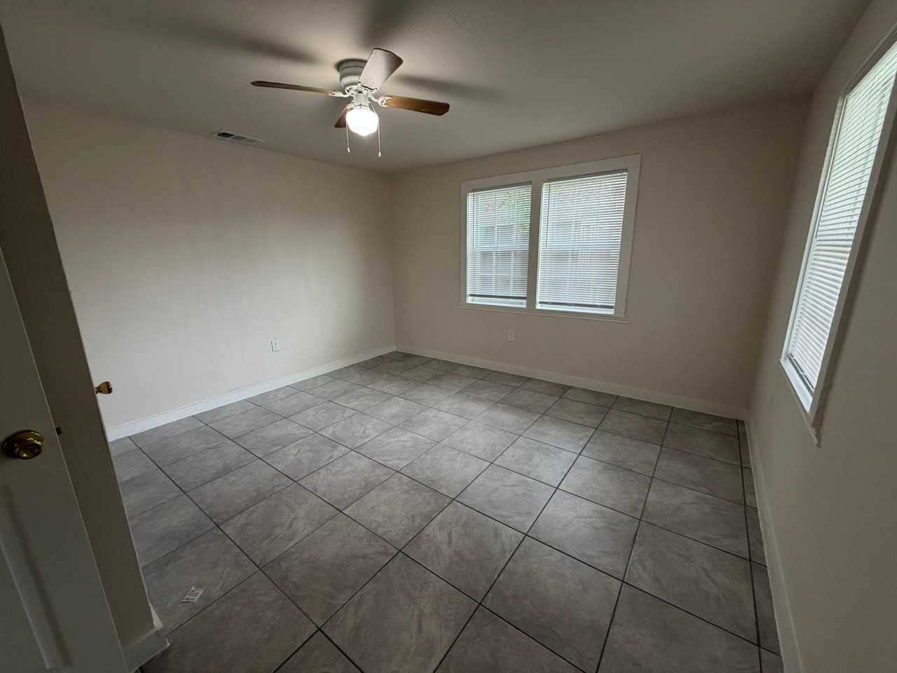 209 E Graham St - Photo 5 of 13