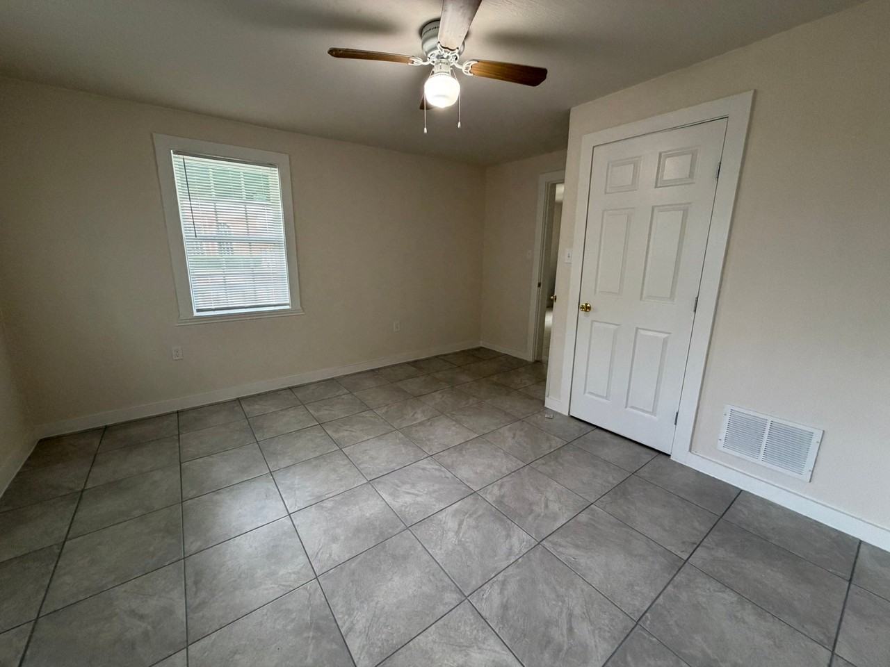 209 E Graham St - Photo 6 of 13