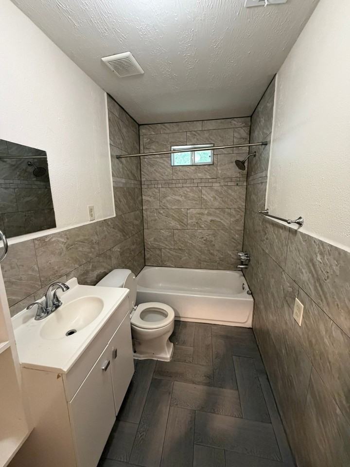 209 E Graham St - Photo 7 of 13