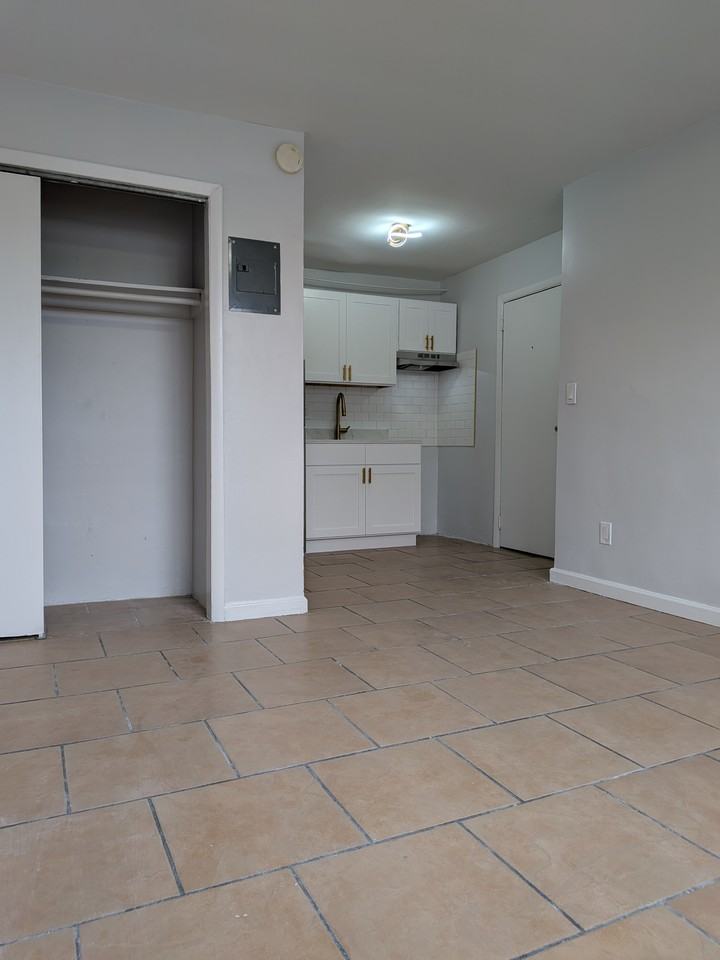 310 Eastern ParkWay - Photo 4 of 9