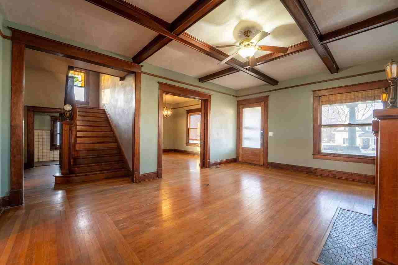 501 E Walker St - Photo 4 of 19