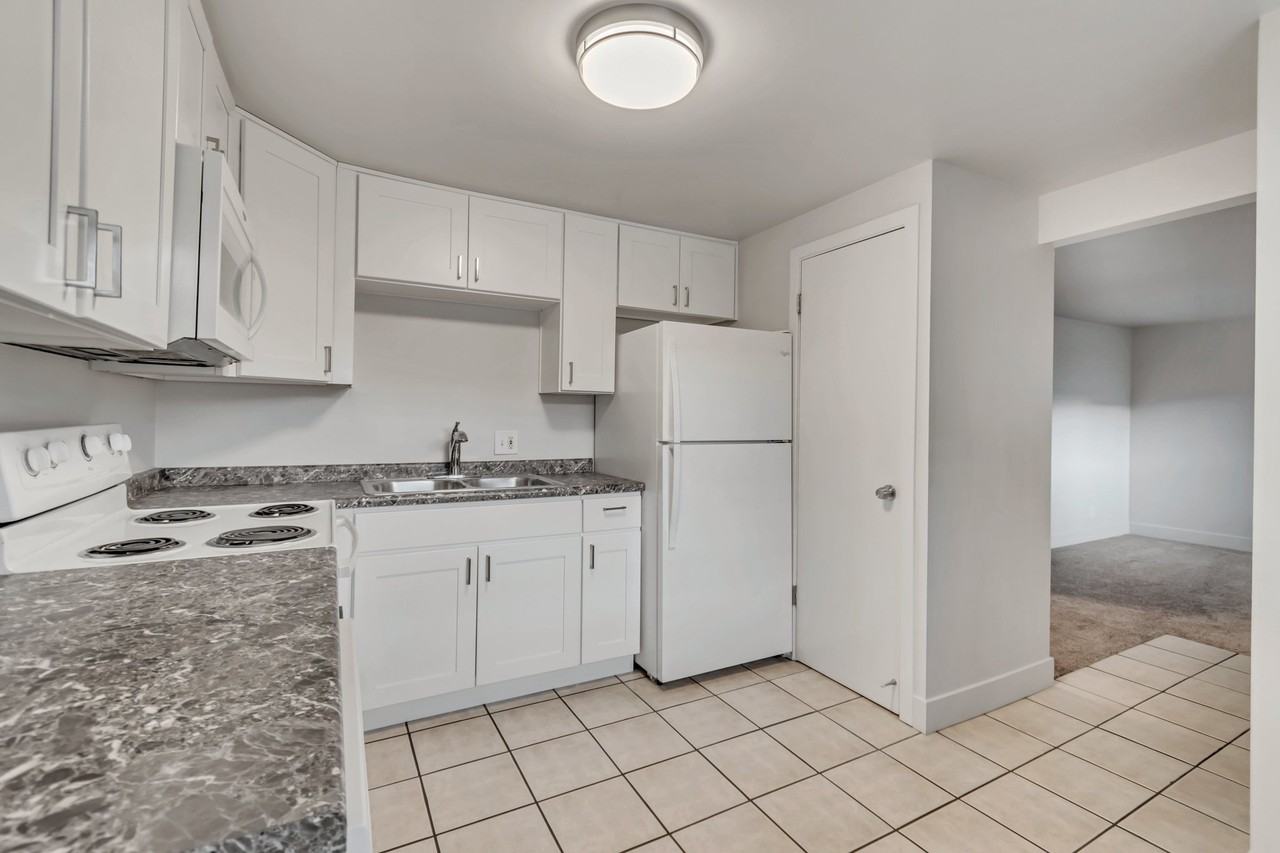 2105 S St #C - Photo 3 of 12
