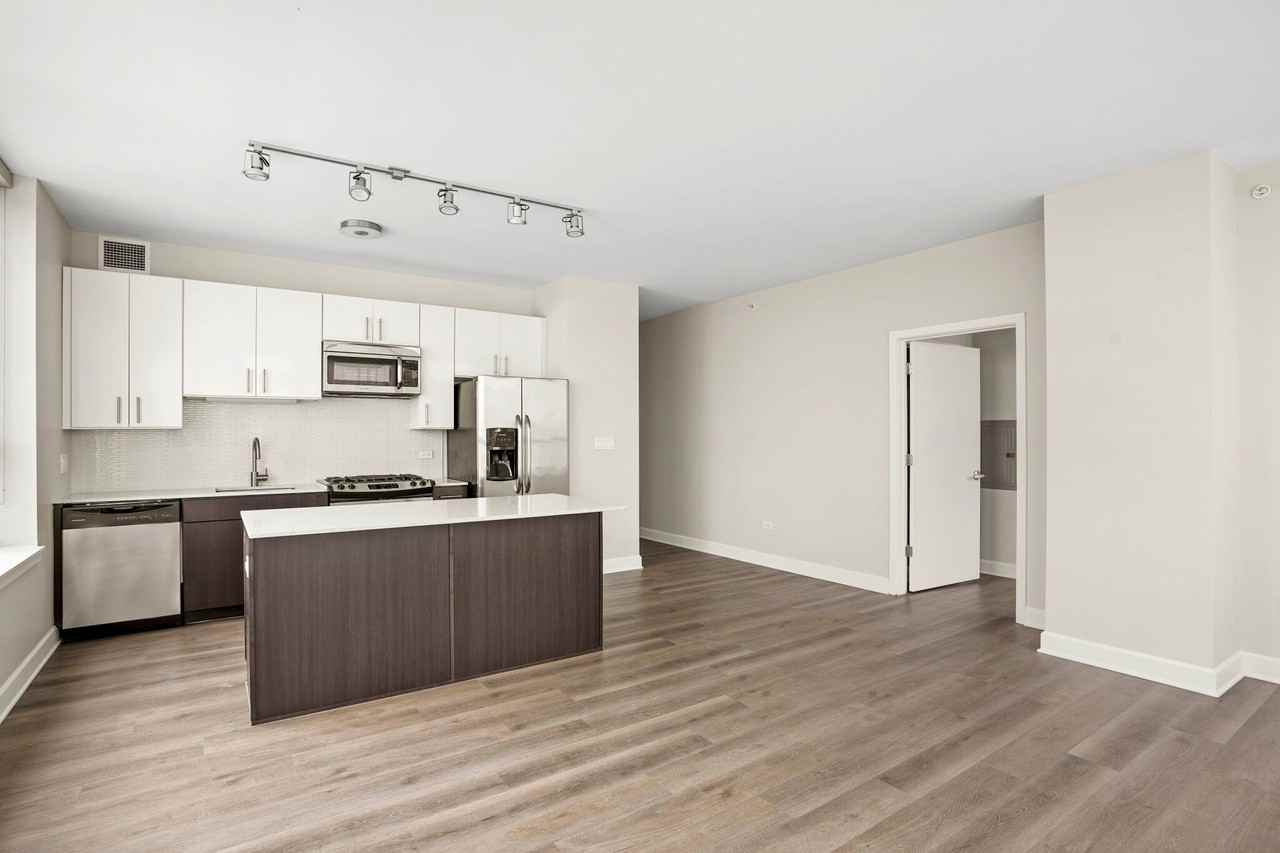 755 W Quincy St - Photo 5 of 17