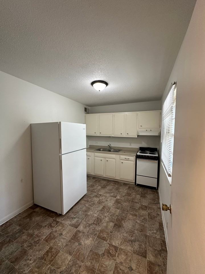 1002 Johnstown Ave - Photo 4 of 9