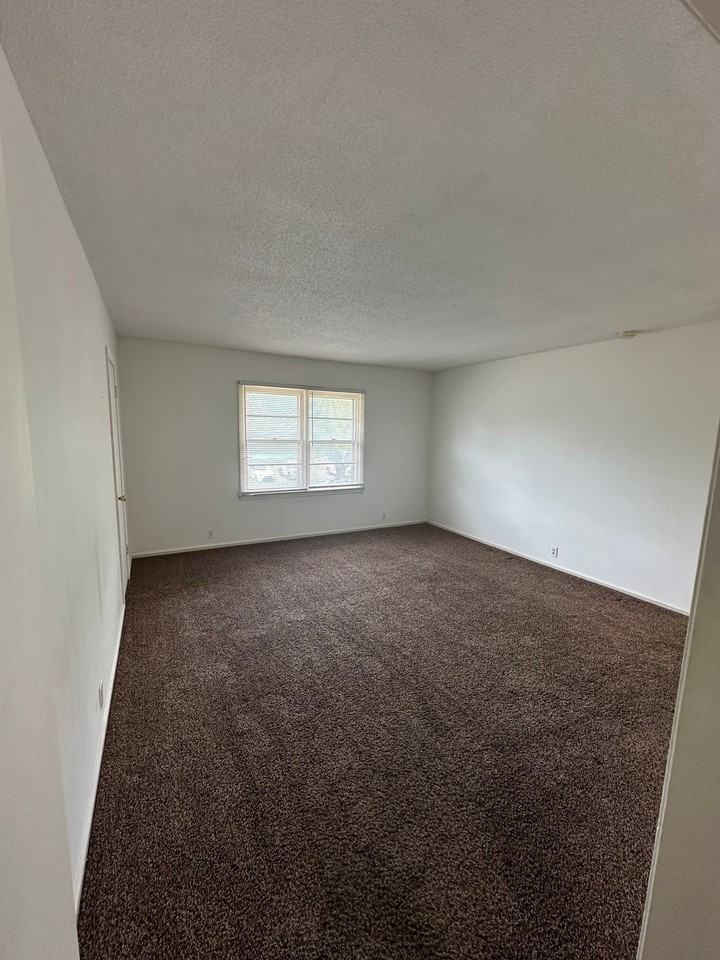 1002 Johnstown Ave - Photo 6 of 9