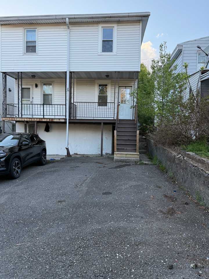 565 E Market St - Photo 2 of 15