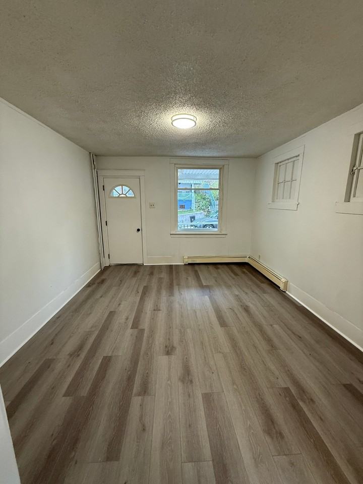 565 E Market St - Photo 3 of 15