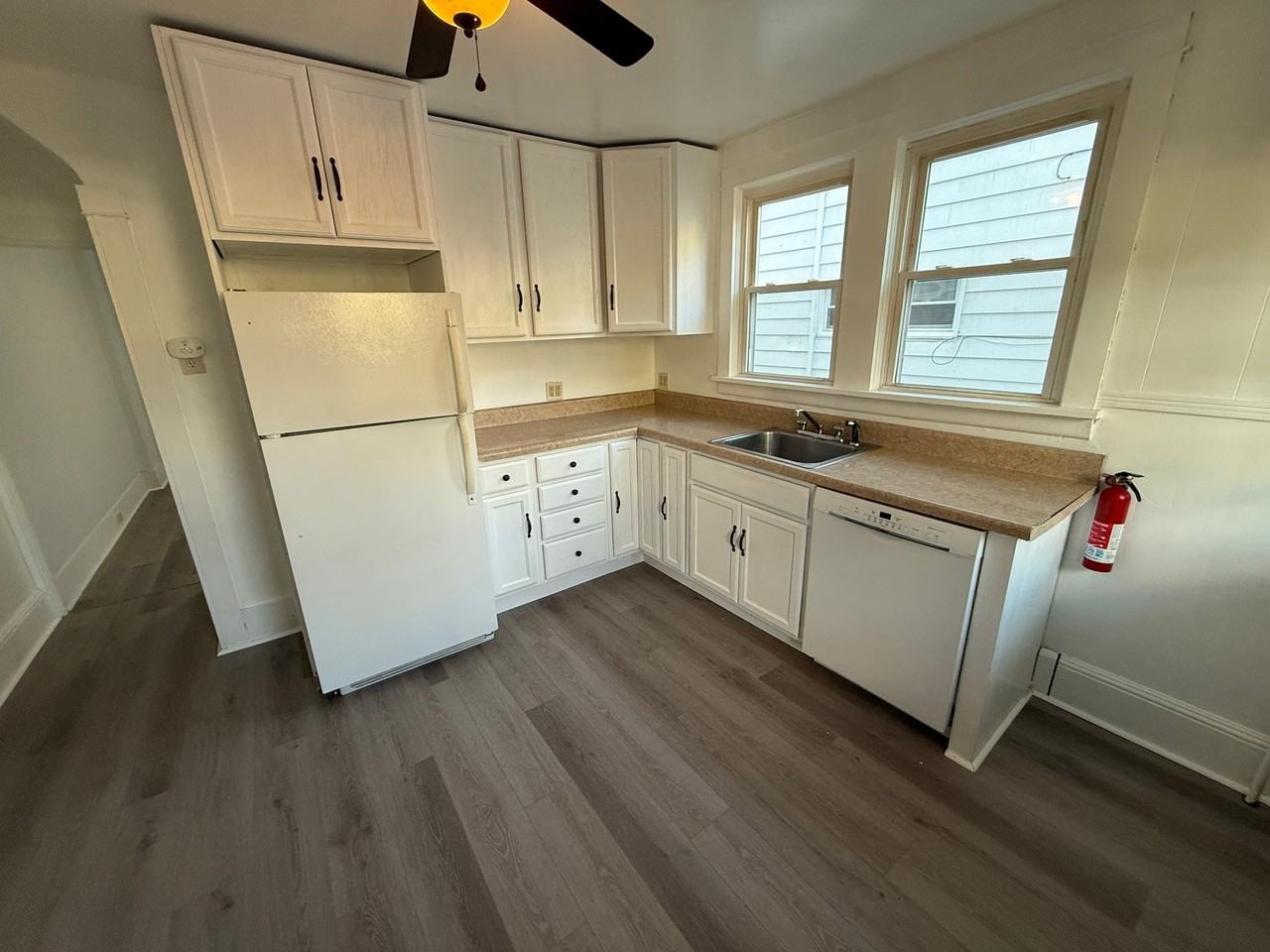 565 E Market St - Photo 4 of 15