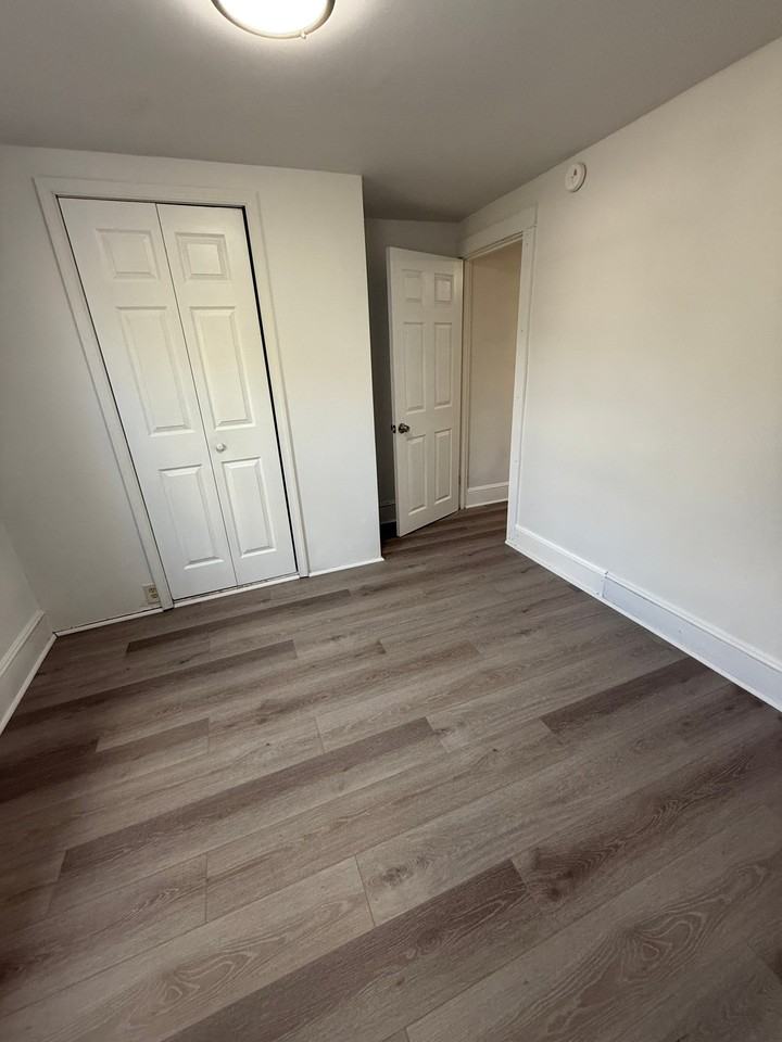 565 E Market St - Photo 6 of 15