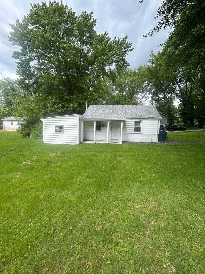 222 Manning Ave - Photo 5 of 17