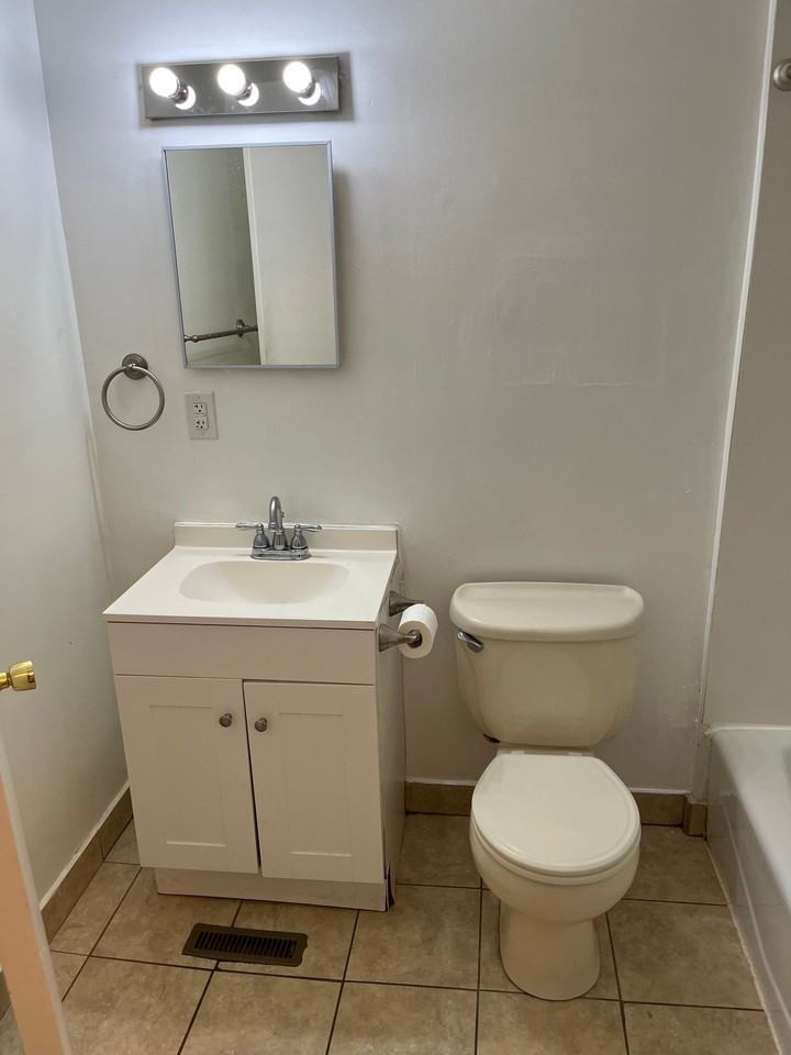 1125 Pleasant St - Photo 5 of 8