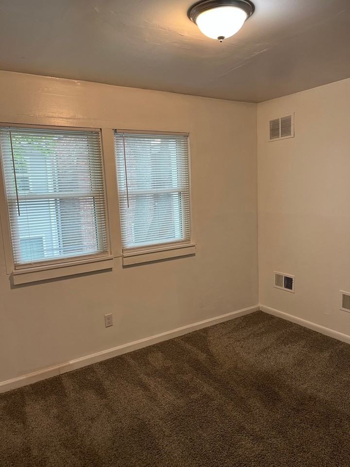1125 Pleasant St - Photo 7 of 8