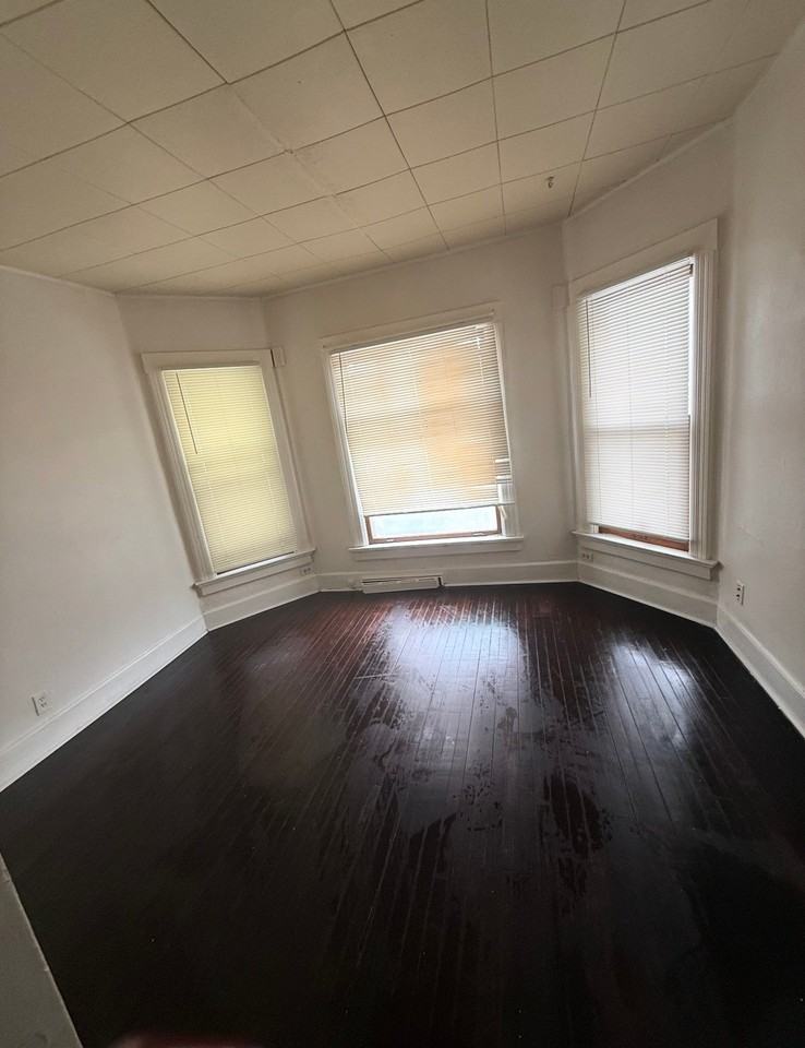 922 E Hamilton St - Photo 3 of 12