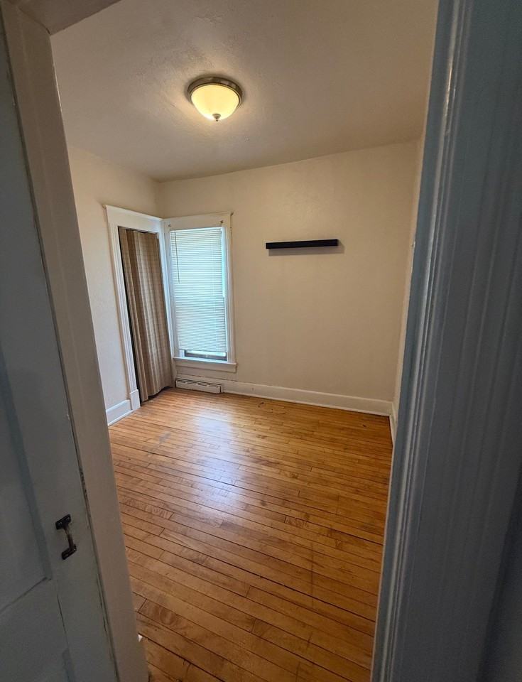 922 E Hamilton St - Photo 6 of 12