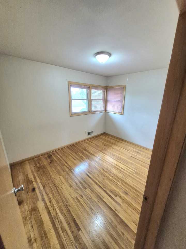 1220 10th Ave N - Photo 4 of 10