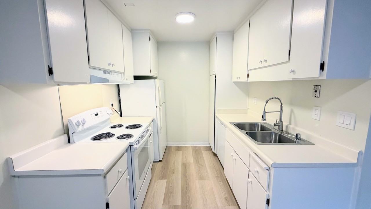 1327 Webster St #B101 - Photo 4 of 17