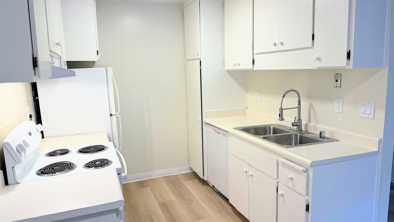1327 Webster St #B101 - Photo 5 of 17