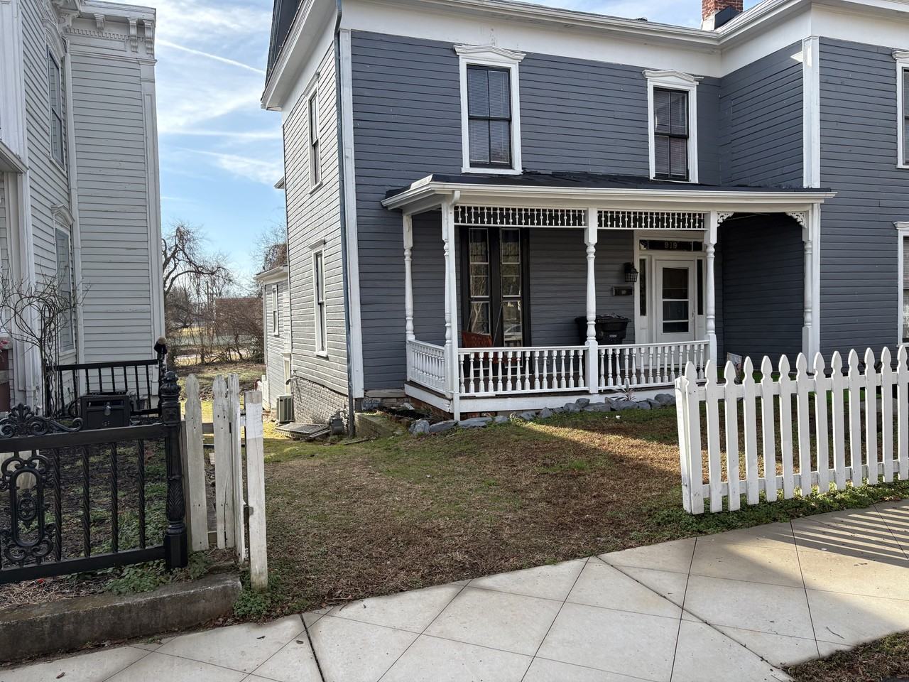940 Green St - Photo 4 of 9