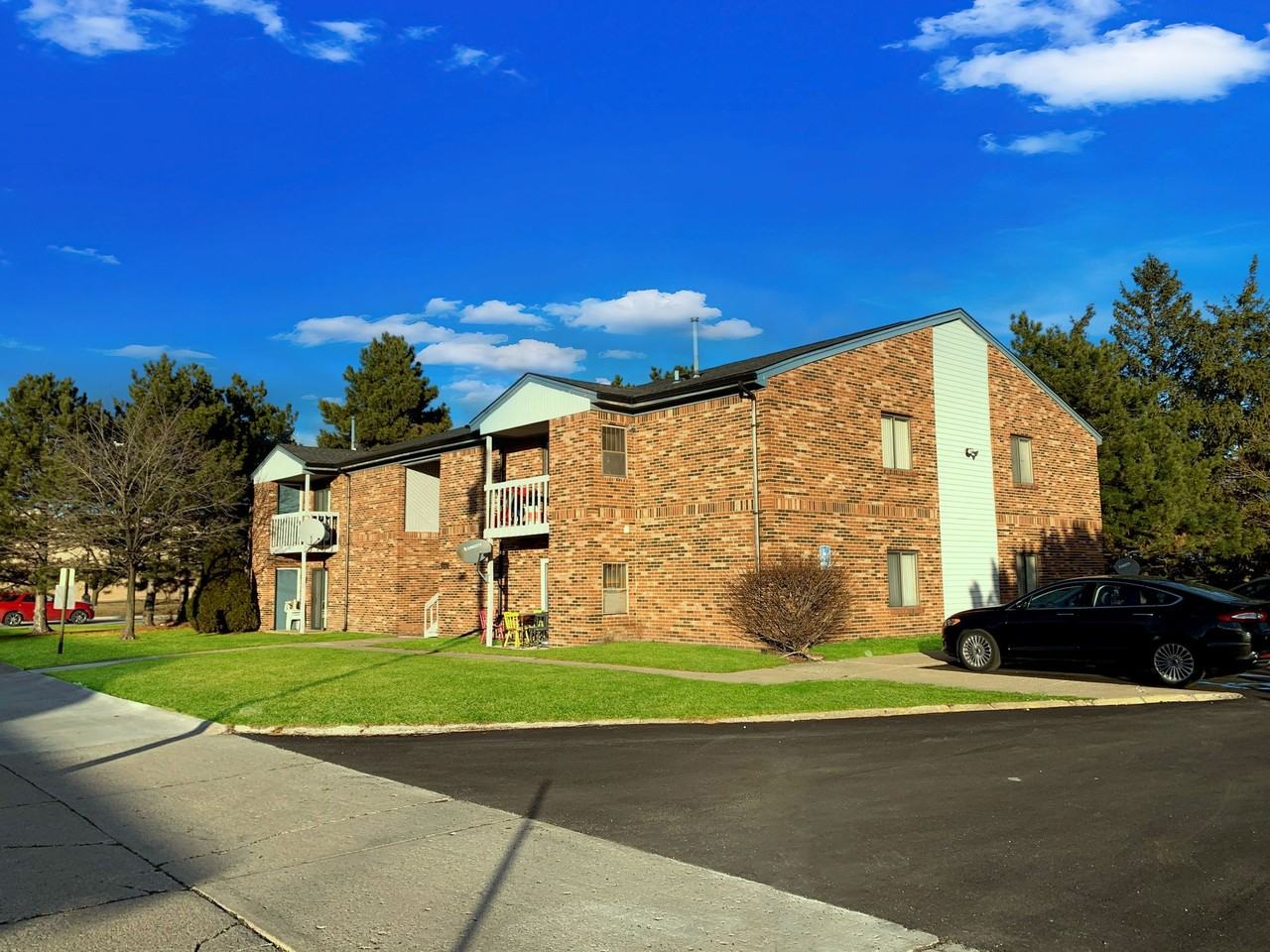Emerald Apartments - Photo 3 of 40