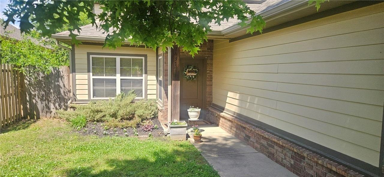 2637 N Sierra Ave - Photo 2 of 21