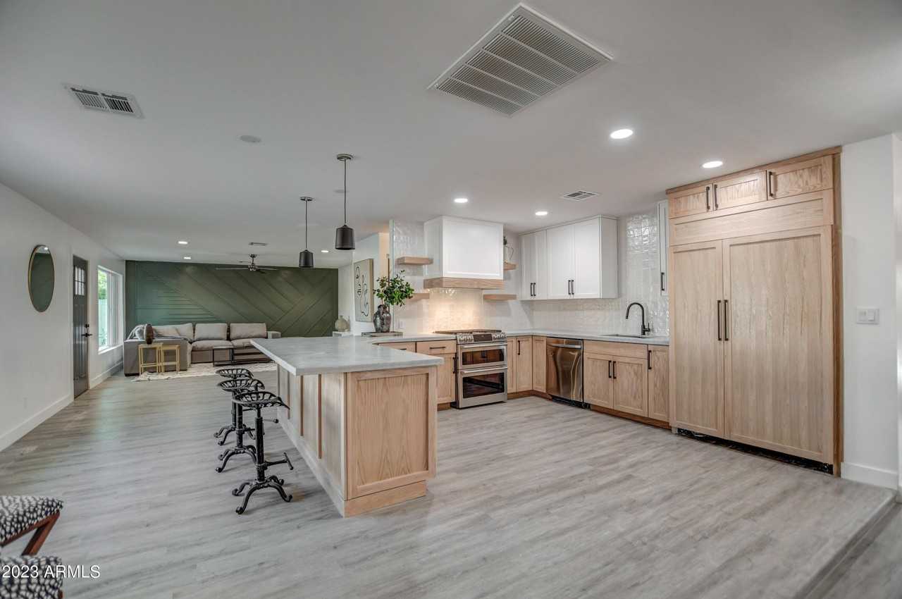 8349 E Columbus Ave - Photo 2 of 49