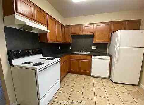 1619 Cloverdale Ct - Photo 3 of 6