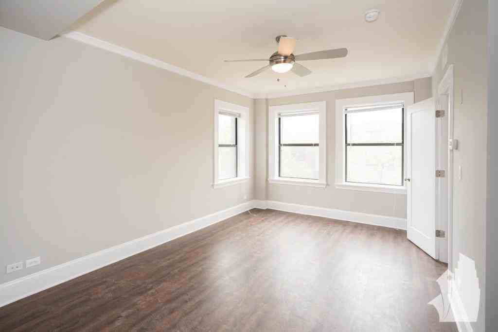 817 W Lakeside Pl #206 - Photo 3 of 9