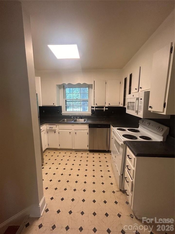 1616 Weststone Dr - Photo 3 of 7