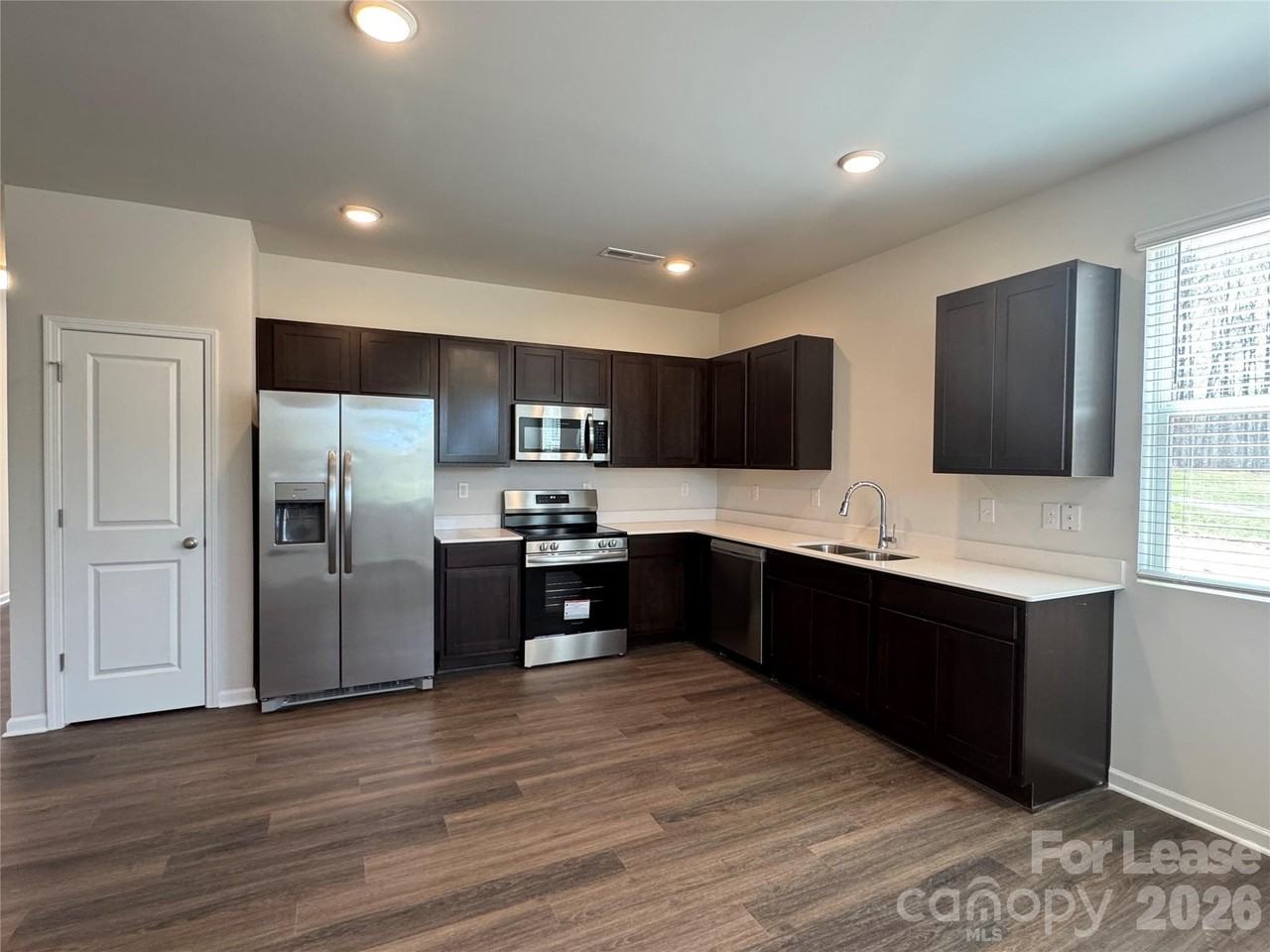 106 Titanium Dr - Photo 2 of 13
