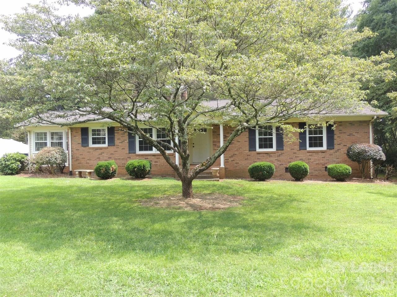 131 Holbrook St - Photo 2 of 30