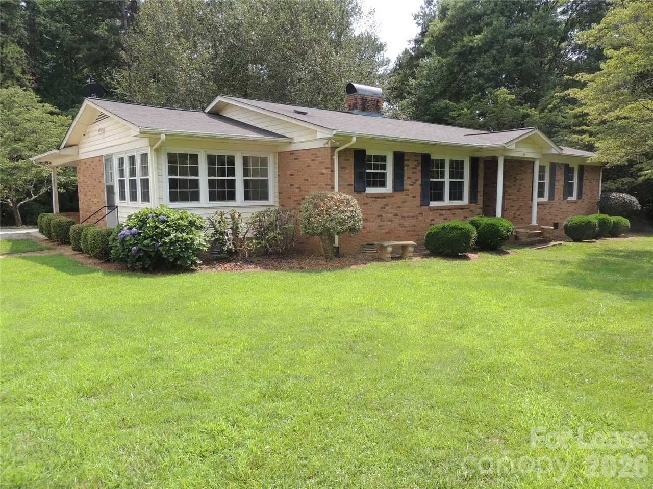 131 Holbrook St - Photo 4 of 30